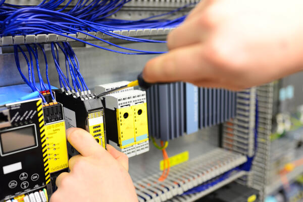 Elektroniker für Betriebstechnik prüft Kabel