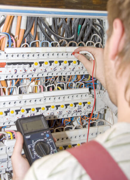 Elektroniker für Betriebstechnik misst Strom