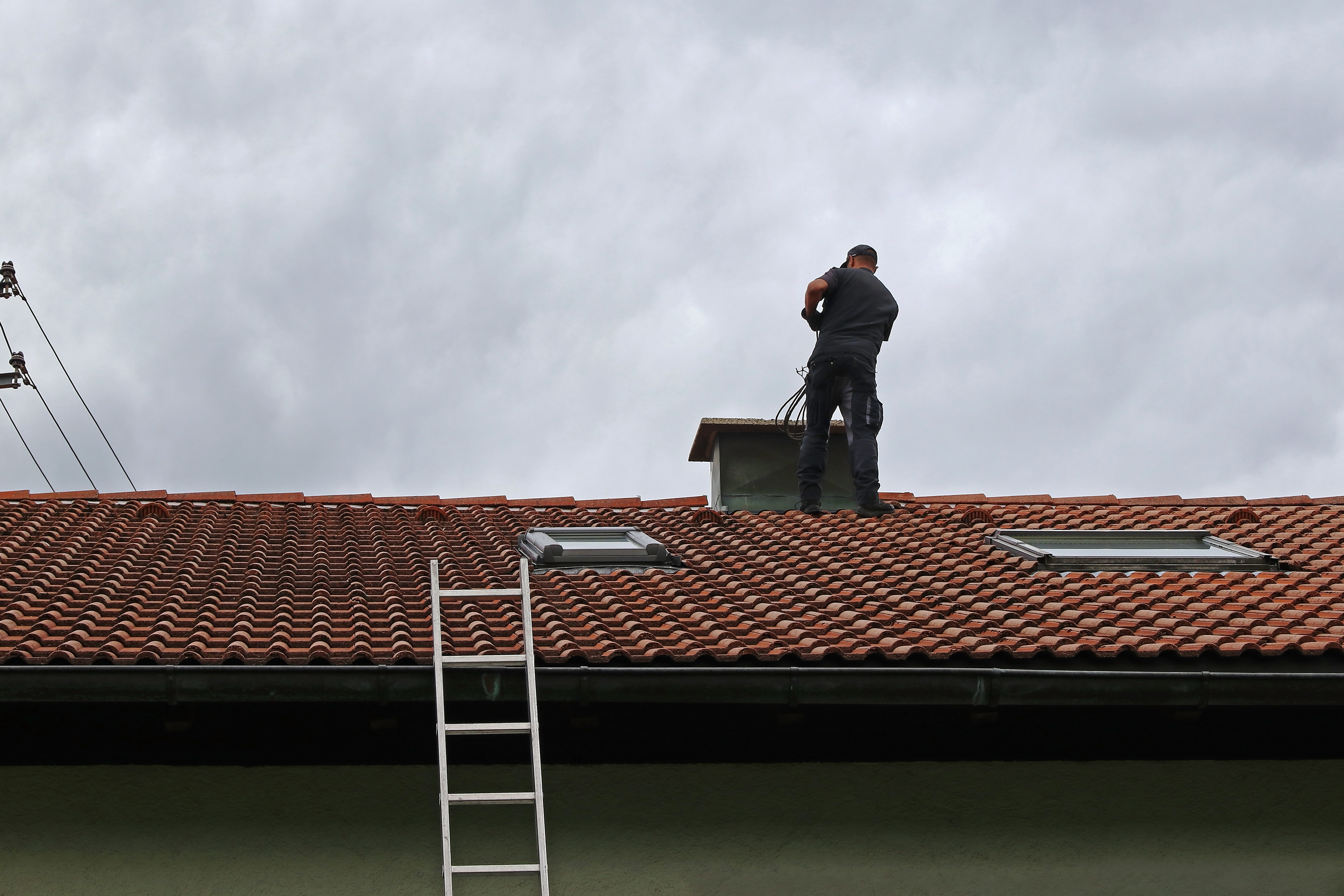 Schornsteinfeger auf dem Dach