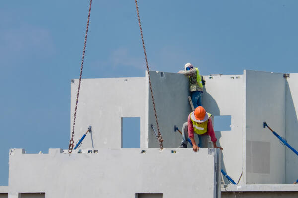 Hochbaufacharbeiter mit dem Schwerpunkt Beton- und Stahlbetonbauarbeiten