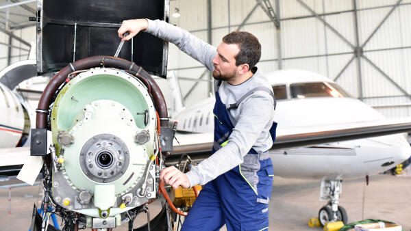 Flugzeuggeräteelektroniker arbeitet an Flugzeug