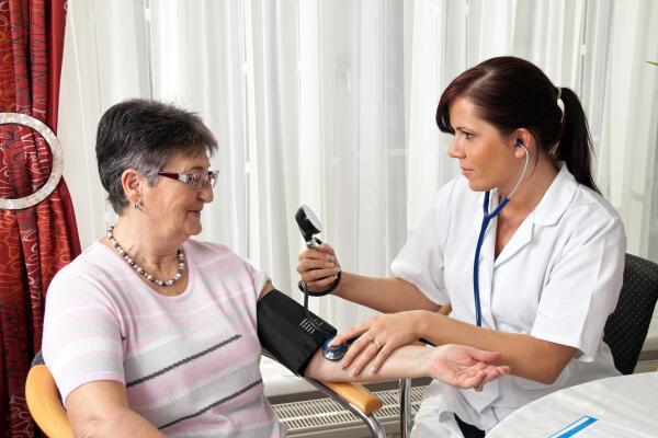 Blutdruckmessen bei einer Patientin