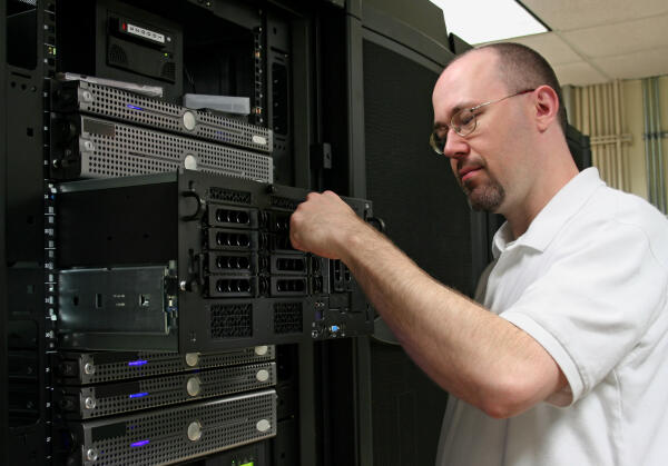 System-Elektroniker prüft Server