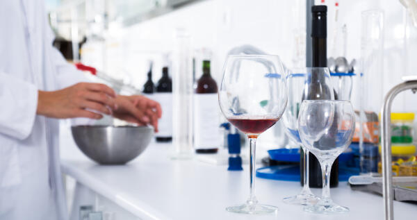 Wein im Labor analysieren