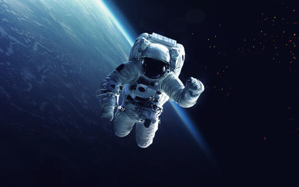Astronaut schwerelos im Weltall