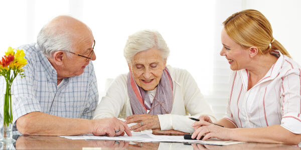 Senioren beim Ausfüllen von Formularen unterstützen
